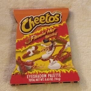 FLAMIN HOT CRUNCHY CHEETOS EYE PALETTE